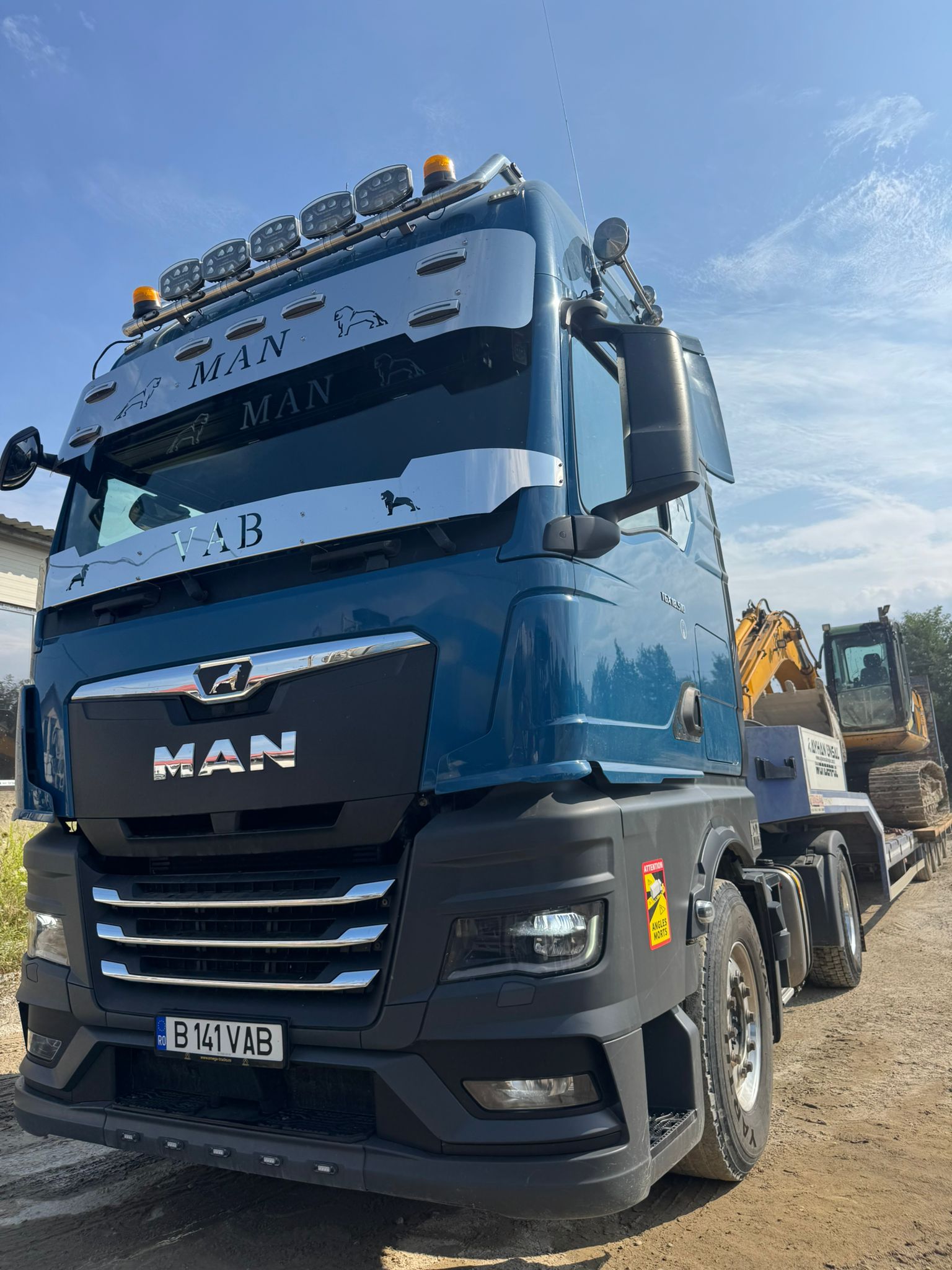 Cap tractor MAN & transport utilaje